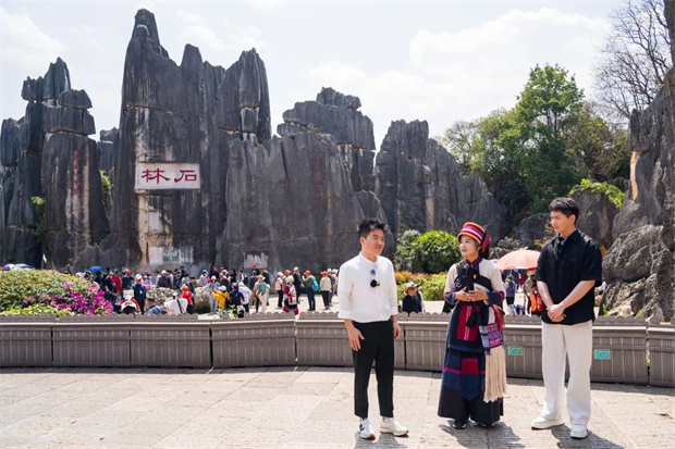 云南旅游,云南旅行社,云南團建公司,云南策劃公司,云南會議執(zhí)行,昆明旅游,昆明旅行社,昆明團建公司,昆明會議公司,昆明策劃公司：董宇輝來昆明石林啦！“在云南，萬物與我皆自由”